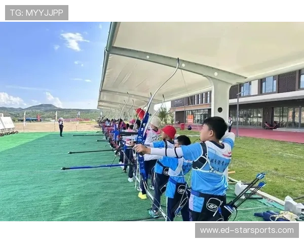 射箭学院加强青少年训练营的心理适应与赛场训练，青少年射箭培训